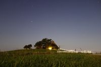 Haus auf einer Hallig am Abend